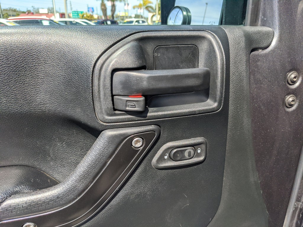 Jeep Wrangler JK Unlimited Vehicle Full-screen Gallery Image 15