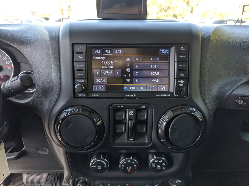 Jeep Wrangler JK Unlimited Vehicle Full-screen Gallery Image 18