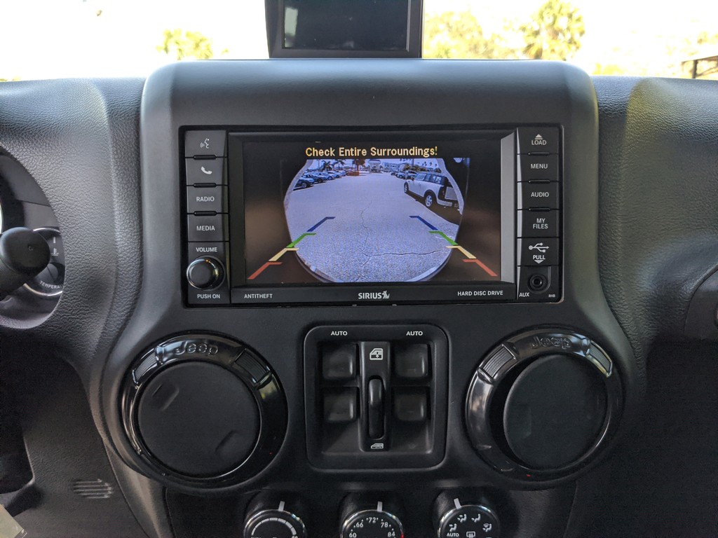 Jeep Wrangler JK Unlimited Vehicle Full-screen Gallery Image 20