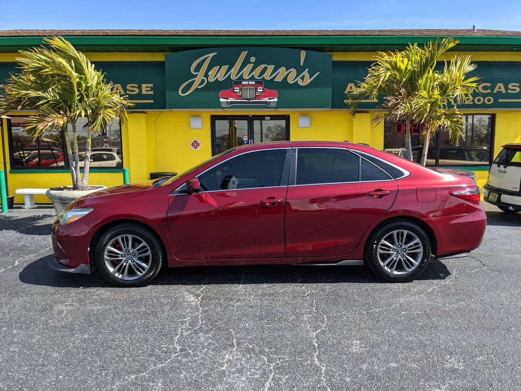 Toyota Camry Vehicle Full-screen Gallery Image 02