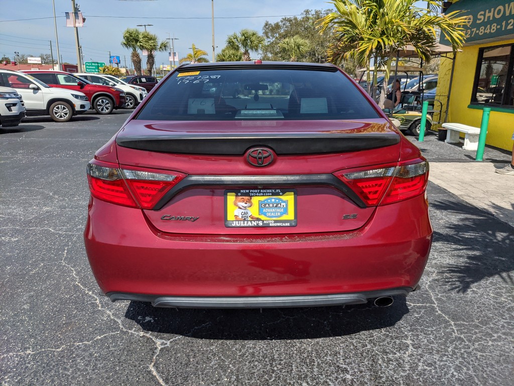 Toyota Camry Vehicle Full-screen Gallery Image 04