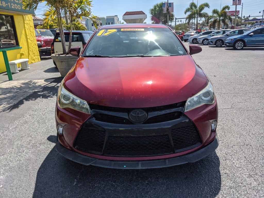 Toyota Camry Vehicle Full-screen Gallery Image 05