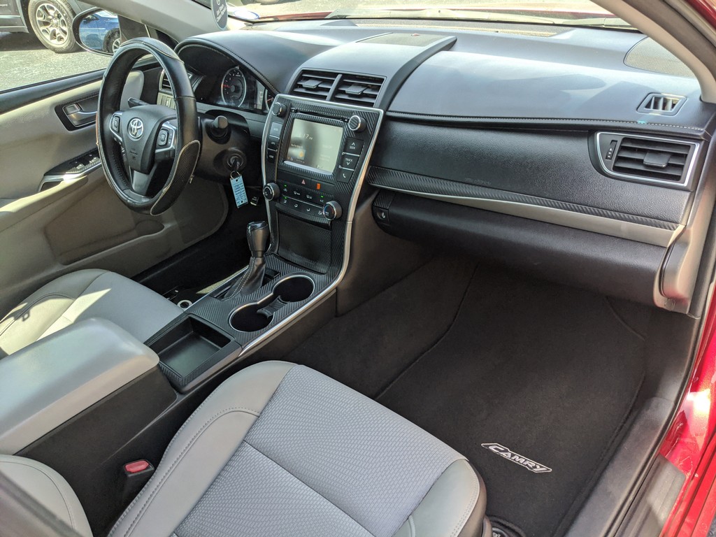 Toyota Camry Vehicle Full-screen Gallery Image 08