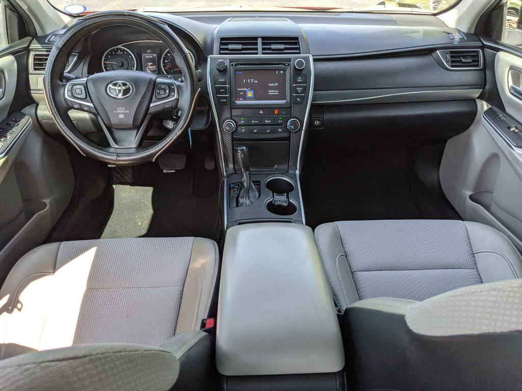 Toyota Camry Vehicle Full-screen Gallery Image 09