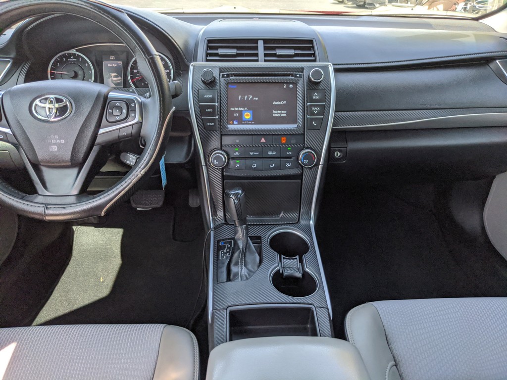 Toyota Camry Vehicle Full-screen Gallery Image 11
