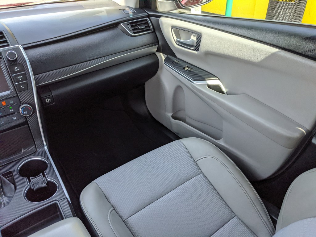 Toyota Camry Vehicle Full-screen Gallery Image 12