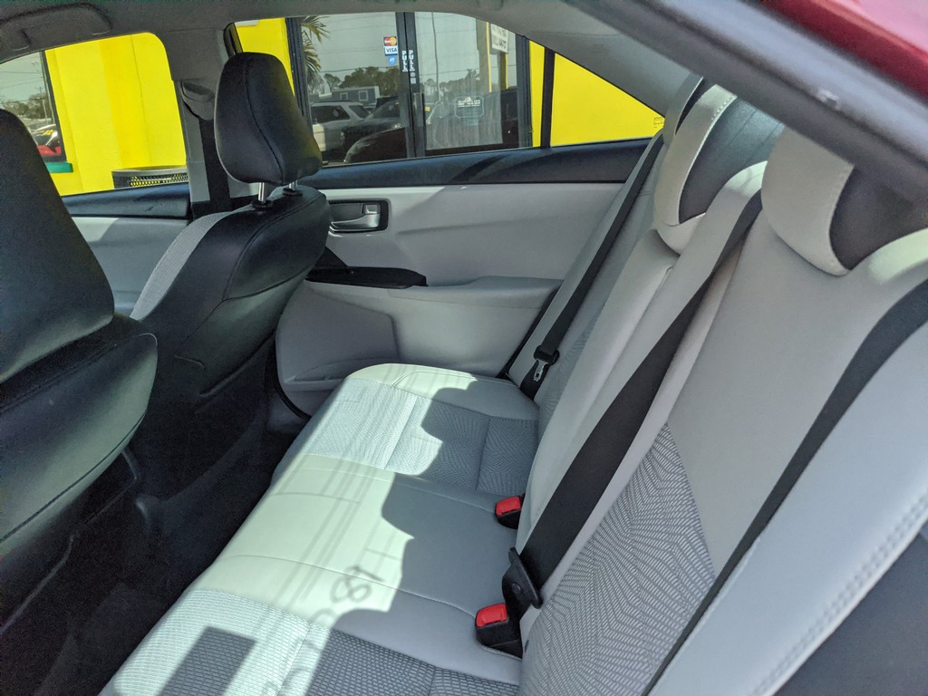 Toyota Camry Vehicle Full-screen Gallery Image 13