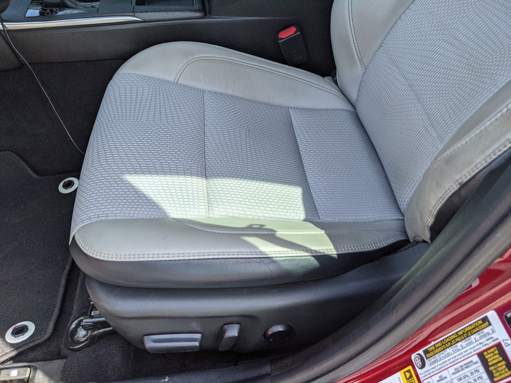 Toyota Camry Vehicle Full-screen Gallery Image 15