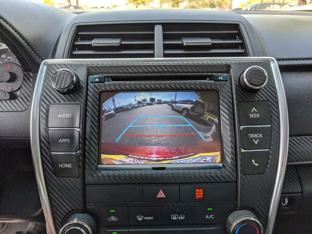 Toyota Camry Vehicle Full-screen Gallery Image 18