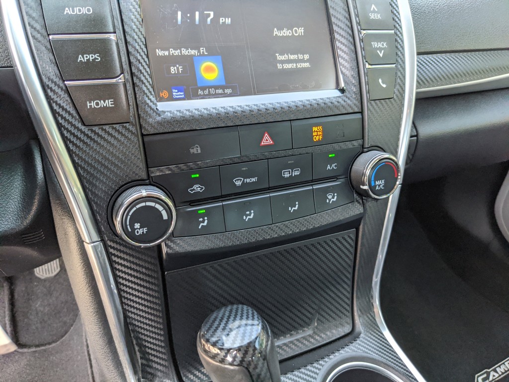 Toyota Camry Vehicle Full-screen Gallery Image 19