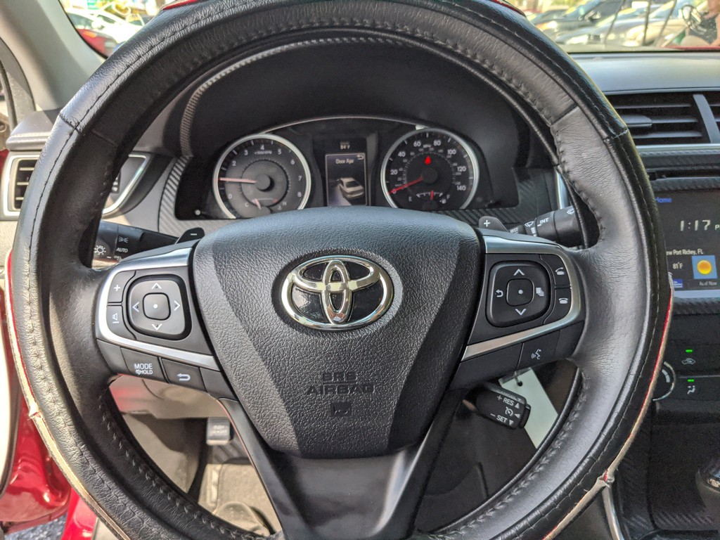 Toyota Camry Vehicle Full-screen Gallery Image 22