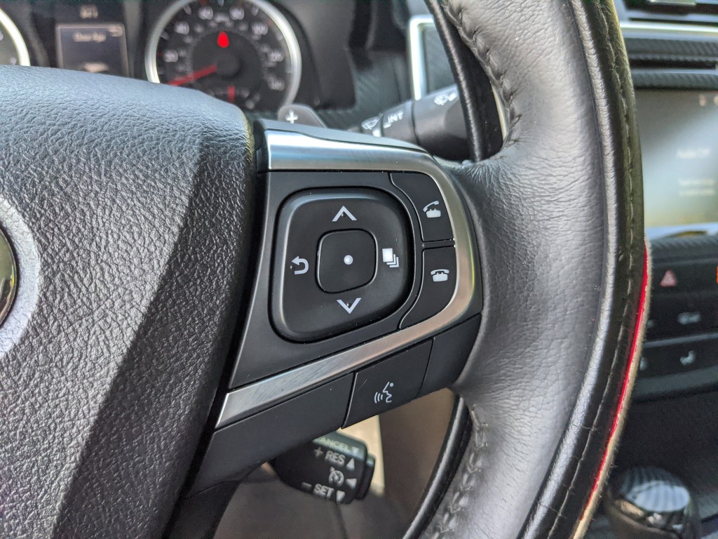 Toyota Camry Vehicle Full-screen Gallery Image 24