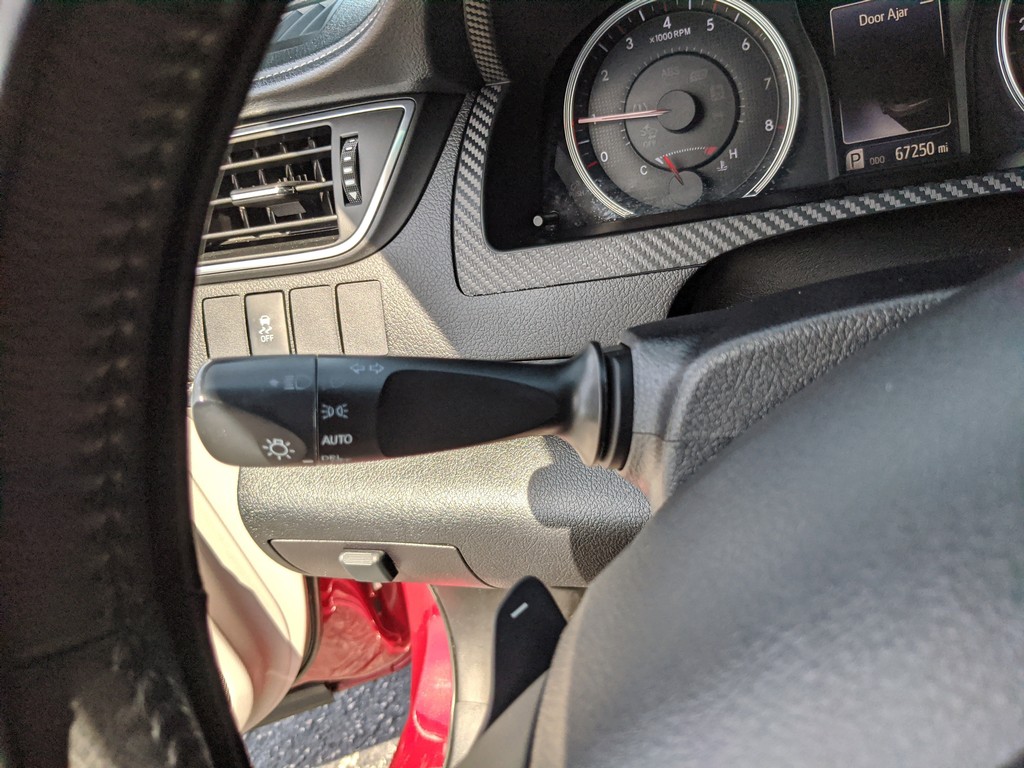 Toyota Camry Vehicle Full-screen Gallery Image 25