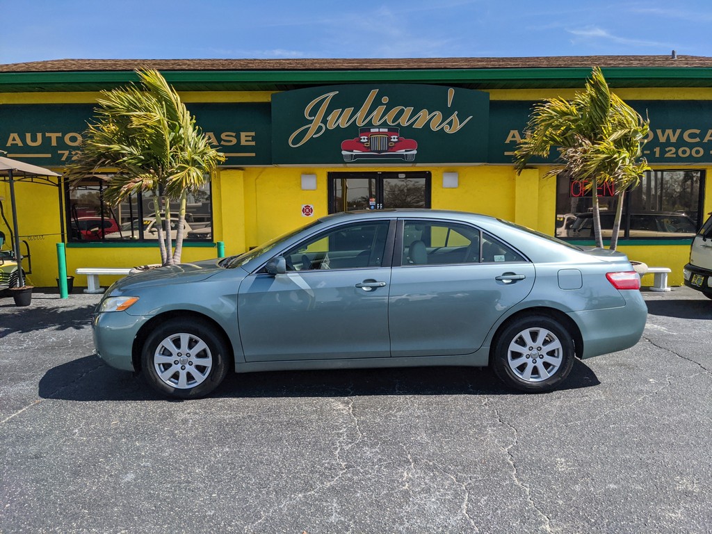 Toyota Camry Vehicle Full-screen Gallery Image 02