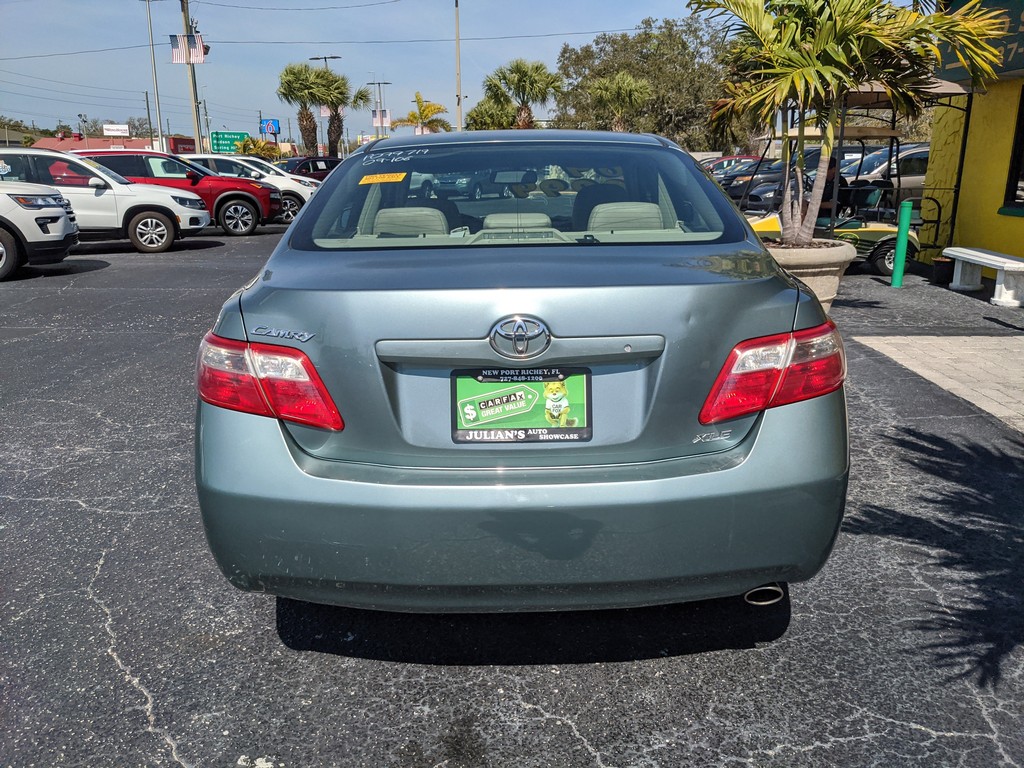 Toyota Camry Vehicle Full-screen Gallery Image 04