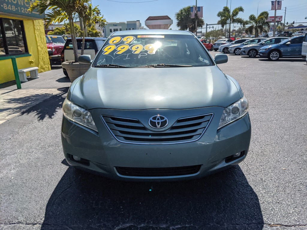 Toyota Camry Vehicle Full-screen Gallery Image 05