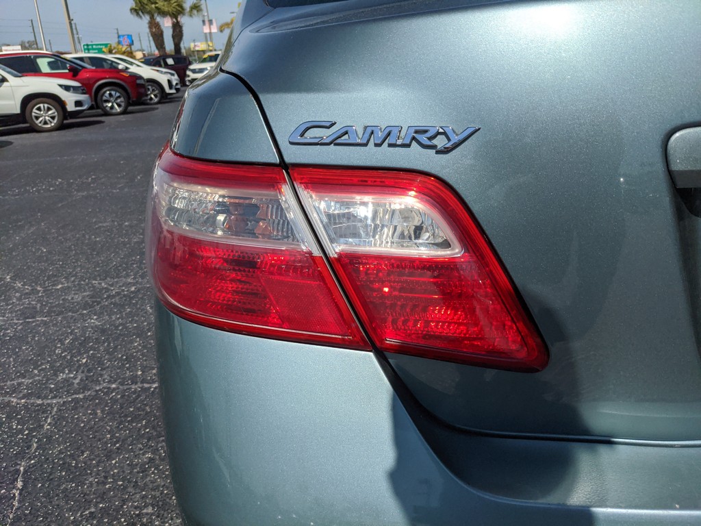 Toyota Camry Vehicle Full-screen Gallery Image 07