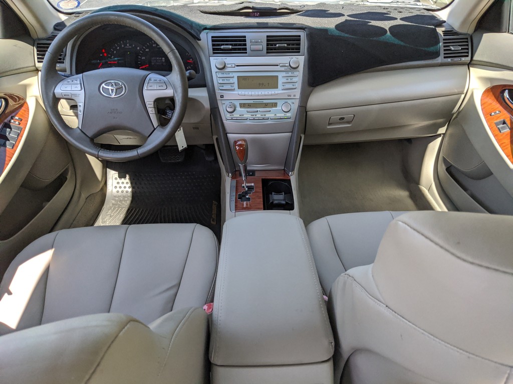 Toyota Camry Vehicle Full-screen Gallery Image 10