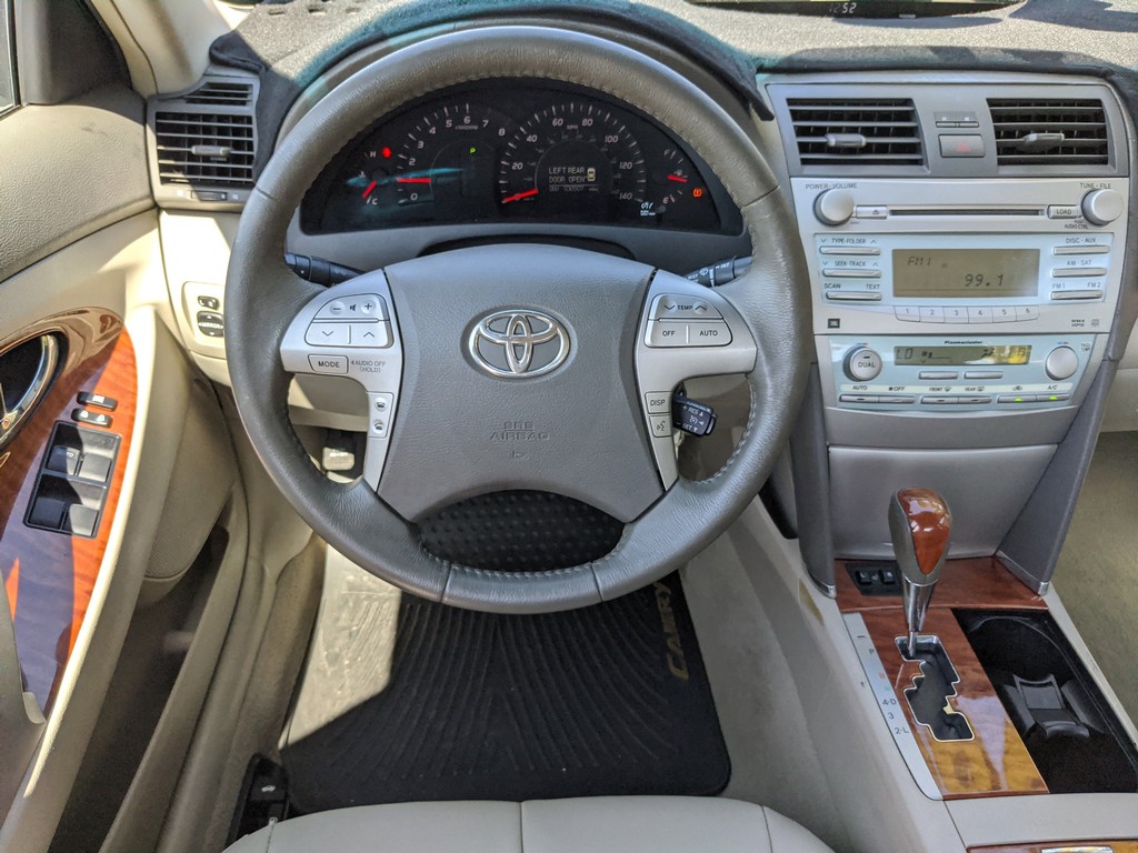 Toyota Camry Vehicle Full-screen Gallery Image 11