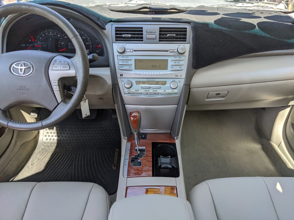 Toyota Camry Vehicle Full-screen Gallery Image 12