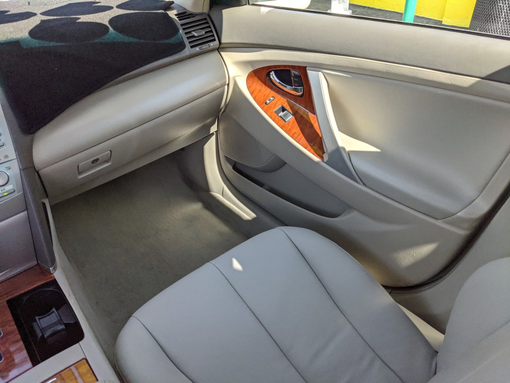 Toyota Camry Vehicle Full-screen Gallery Image 13