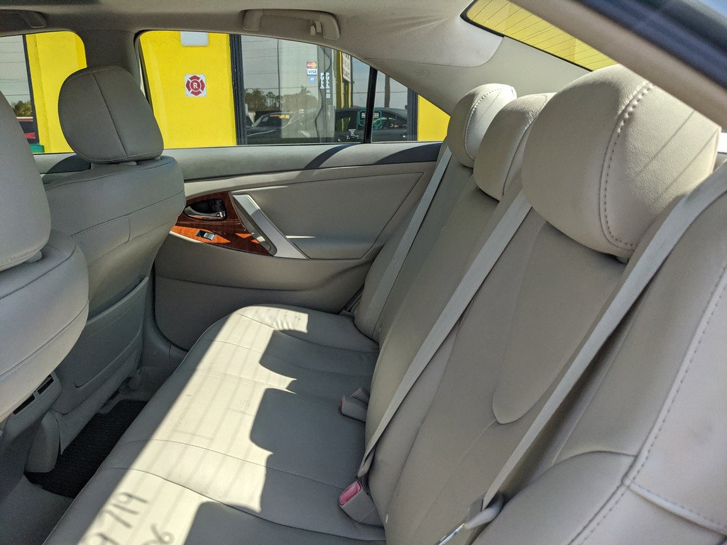 Toyota Camry Vehicle Full-screen Gallery Image 14