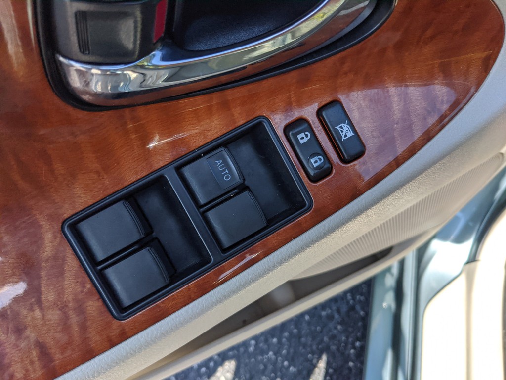 Toyota Camry Vehicle Full-screen Gallery Image 15