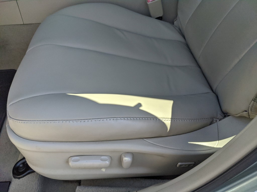 Toyota Camry Vehicle Full-screen Gallery Image 16