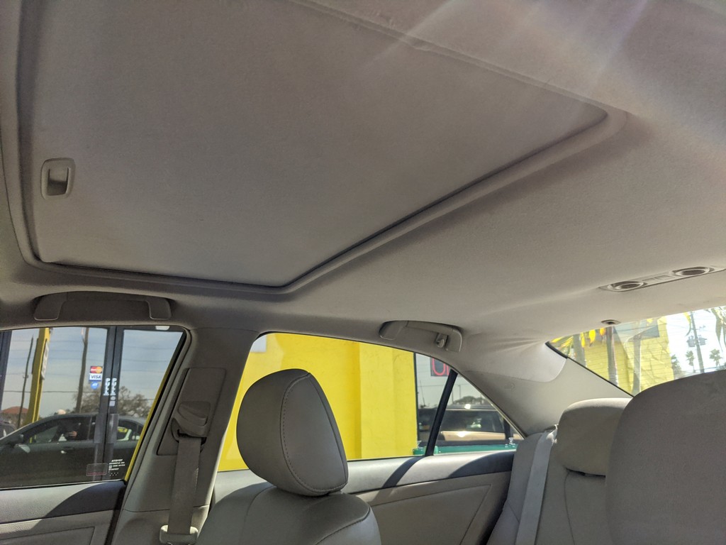 Toyota Camry Vehicle Full-screen Gallery Image 17