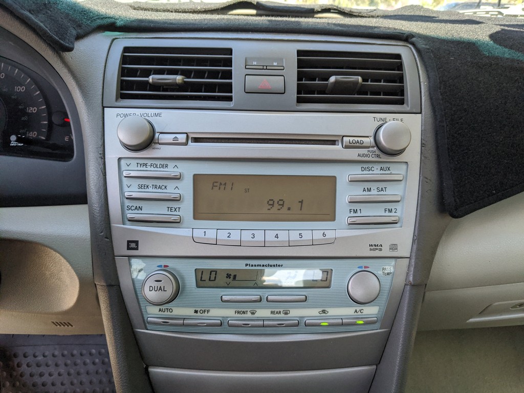 Toyota Camry Vehicle Full-screen Gallery Image 18