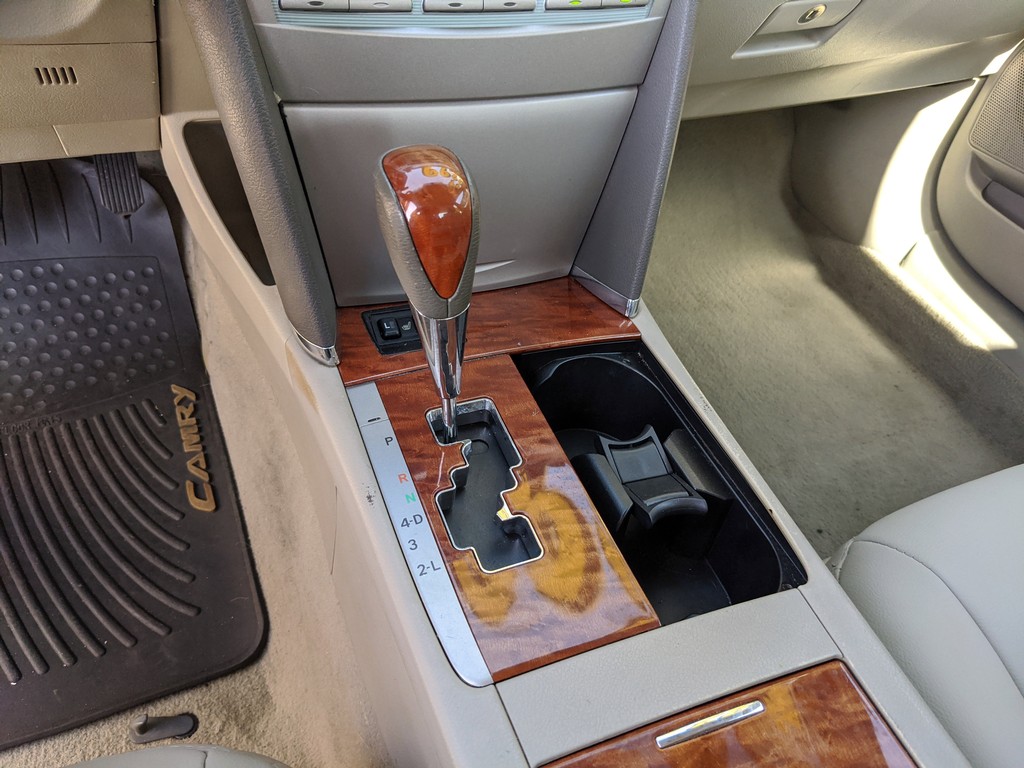 Toyota Camry Vehicle Full-screen Gallery Image 20