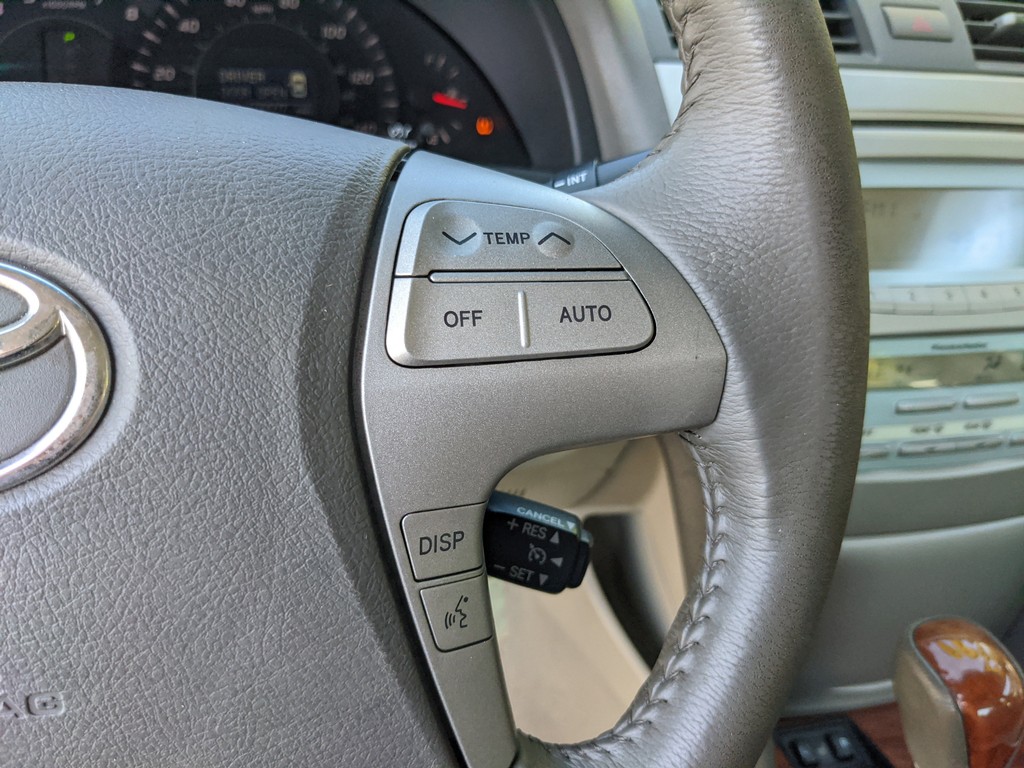 Toyota Camry Vehicle Full-screen Gallery Image 25