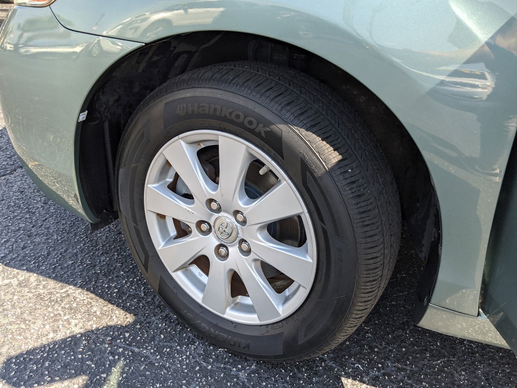 Toyota Camry Vehicle Full-screen Gallery Image 30