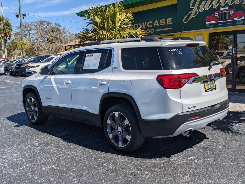 GMC Acadia Vehicle Full-screen Gallery Image 03