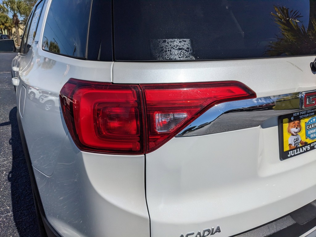 GMC Acadia Vehicle Full-screen Gallery Image 07