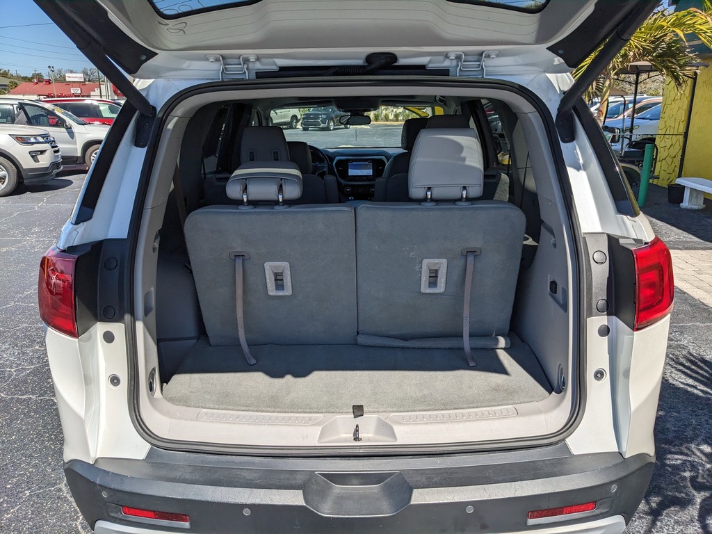 GMC Acadia Vehicle Full-screen Gallery Image 09