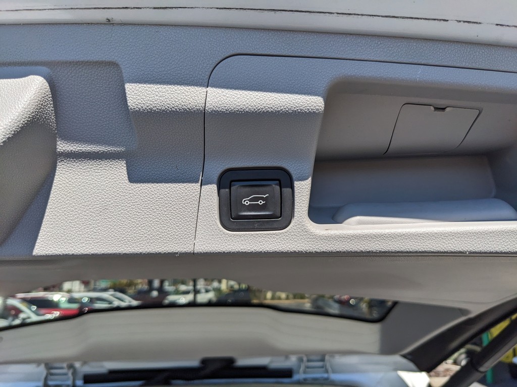 GMC Acadia Vehicle Full-screen Gallery Image 10