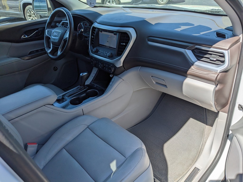 GMC Acadia Vehicle Full-screen Gallery Image 12