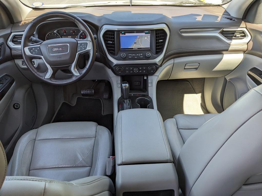 GMC Acadia Vehicle Full-screen Gallery Image 13