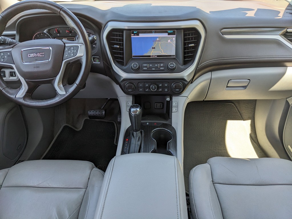 GMC Acadia Vehicle Full-screen Gallery Image 15