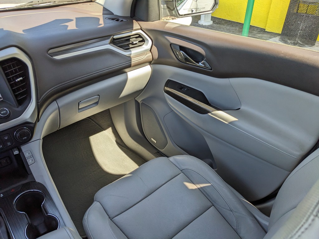 GMC Acadia Vehicle Full-screen Gallery Image 16