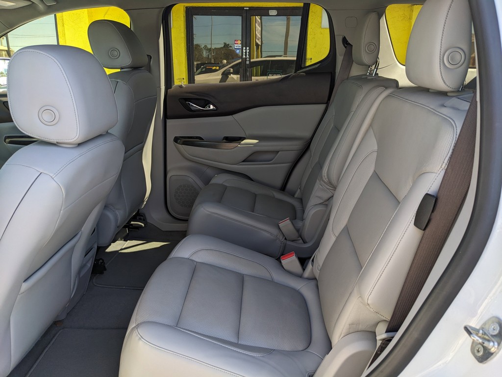 GMC Acadia Vehicle Full-screen Gallery Image 17