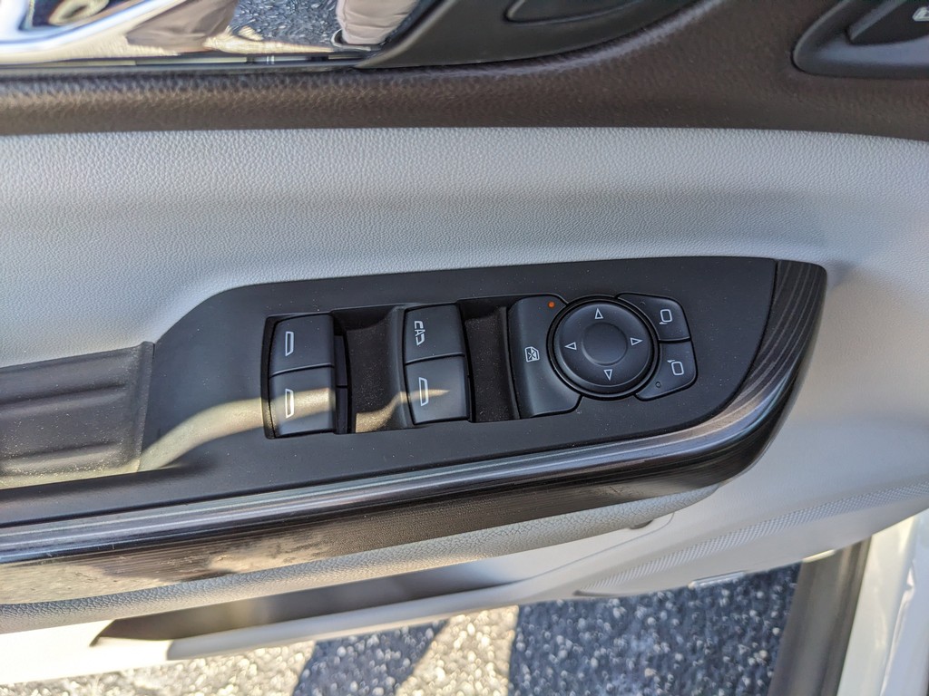 GMC Acadia Vehicle Full-screen Gallery Image 19