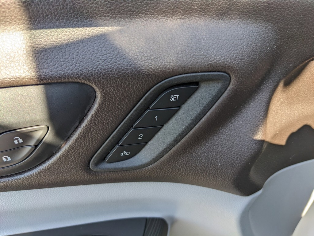 GMC Acadia Vehicle Full-screen Gallery Image 20