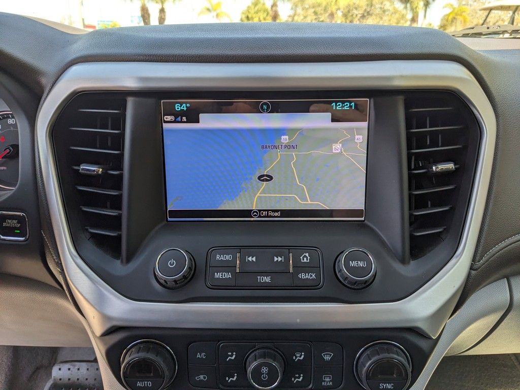 GMC Acadia Vehicle Full-screen Gallery Image 24