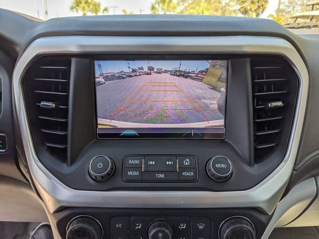 GMC Acadia Vehicle Full-screen Gallery Image 25