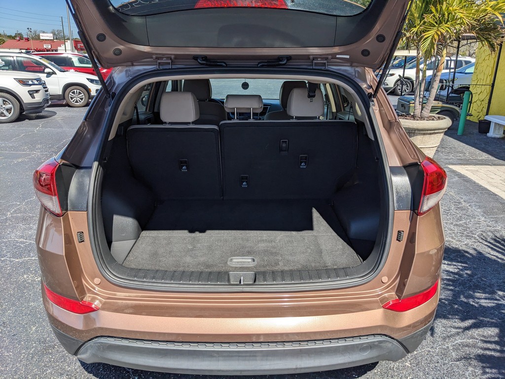 Hyundai Tucson Vehicle Full-screen Gallery Image 09