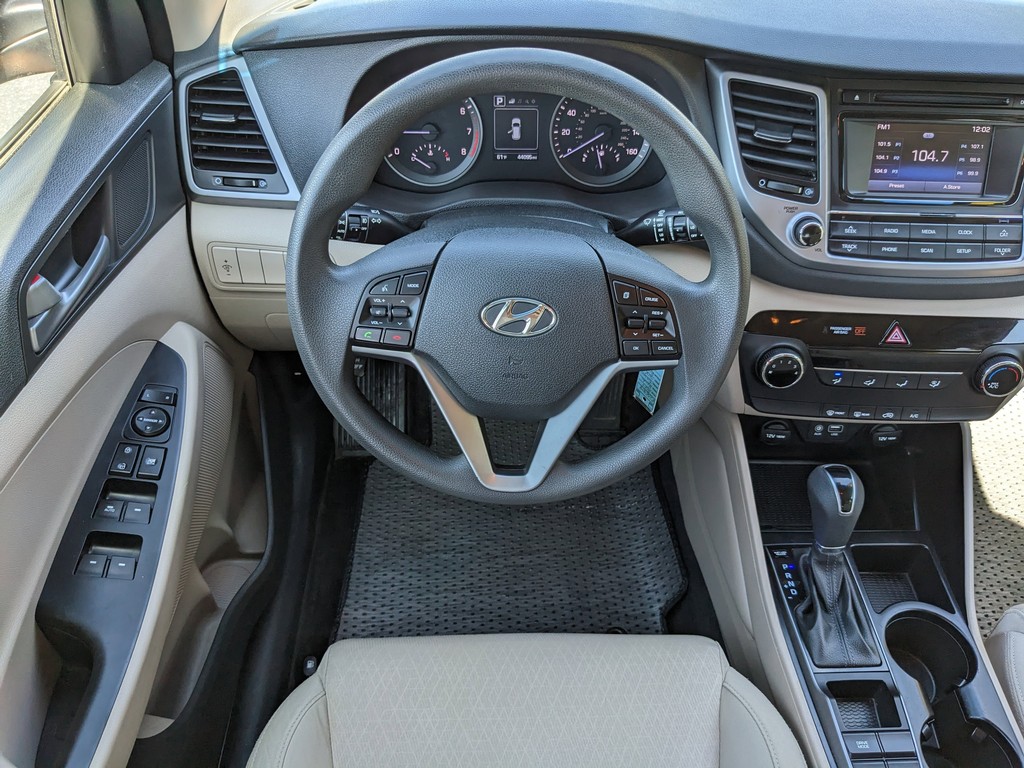 Hyundai Tucson Vehicle Full-screen Gallery Image 12