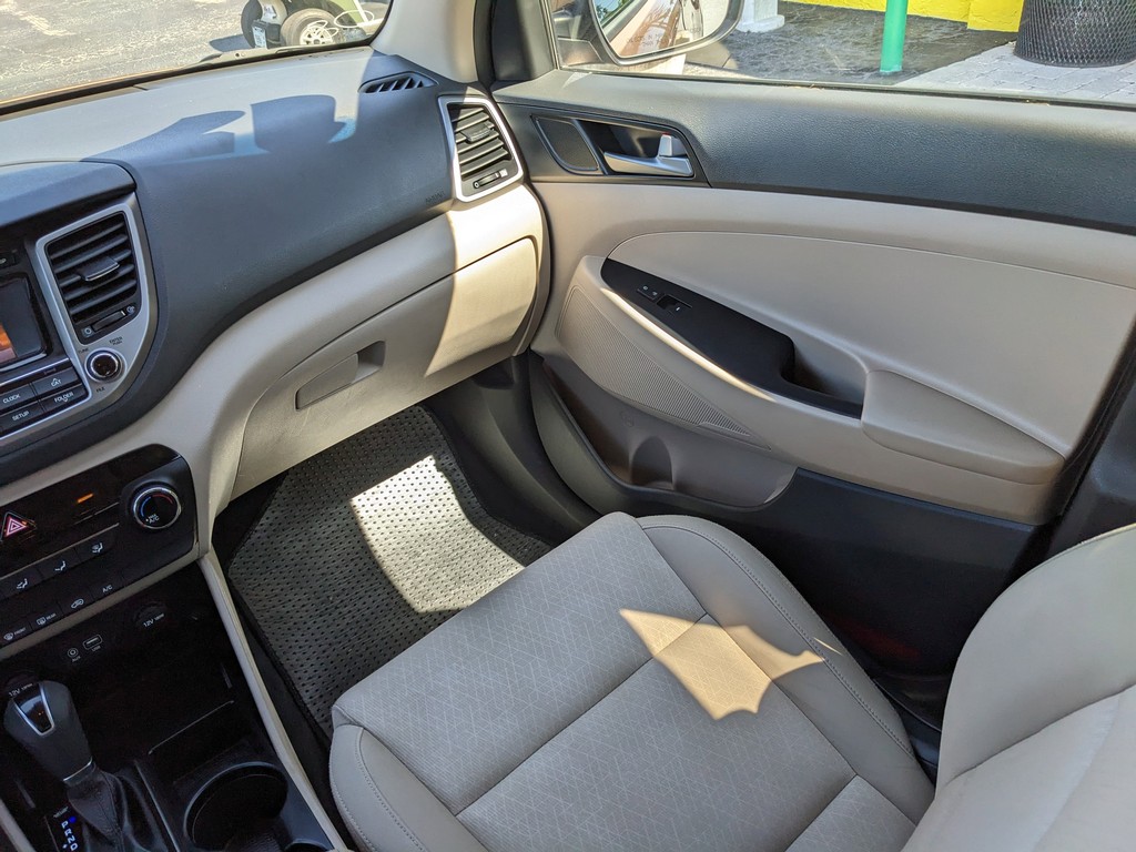 Hyundai Tucson Vehicle Full-screen Gallery Image 14