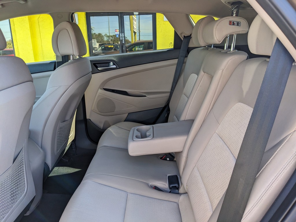 Hyundai Tucson Vehicle Full-screen Gallery Image 15